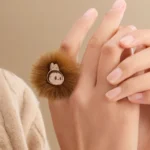 Anillo con pompón de la serie navideña cálida y esponjosa de Labubu 1