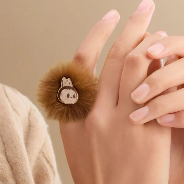 Anillo con pompón de la serie navideña cálida y esponjosa de Labubu 1