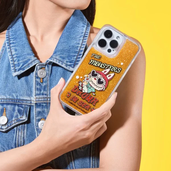 Funda para iPhone de la serie LOS MONSTRUOS Labubu Borracho en el Mar 1