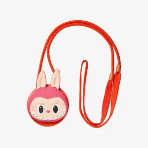 Labubu los monstruos encantados por la fan de la serie junto al mar