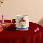 Taza azul de la serie Let’s Checkmate de LOS MONSTRUOS 1
