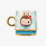 Taza azul de la serie Let’s Checkmate de LOS MONSTRUOS