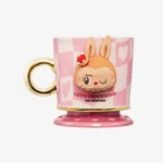 Taza rosa de la serie Let’s Checkmate de LOS MONSTRUOS