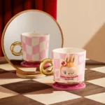 Taza rosa de la serie Let’s Checkmate de Labubu The Monsters 1