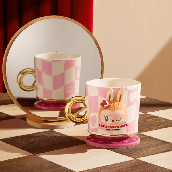 Taza rosa de la serie Let’s Checkmate de Labubu The Monsters 1